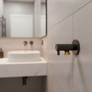 VÁLVULA ANGULAR MODELO DECO COM ALÇA QUADRADA, PRETA, ½ X ½ POL