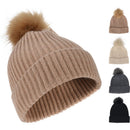 GORRO DE MALHA COM POMPOM, CORES SORTIDAS.
